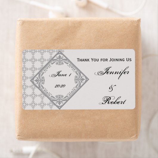 Étiquette de bouteille d'eau gris perlé Monogramme (En situation)