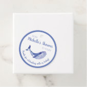 Étiquette de cadeau de douche Baleine Bleue (En situation)