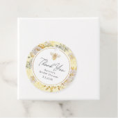 Étiquette de cadeau de fête de mariage avec fleurs (En situation)