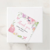 Étiquette de cadeau de fête florale papillon (En situation)