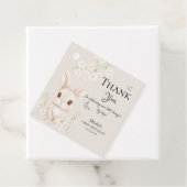 Étiquette de faveur d'anniversaire Some Bunny (En situation)