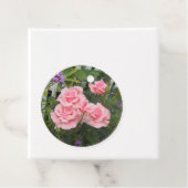 Étiquette de faveur de roses roses (En situation)