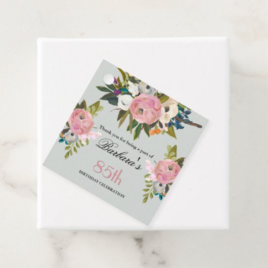 Étiquette de faveur élégante florale 85e anniversa (En situation)