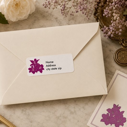Étiquette de fleurs tropicales violettes