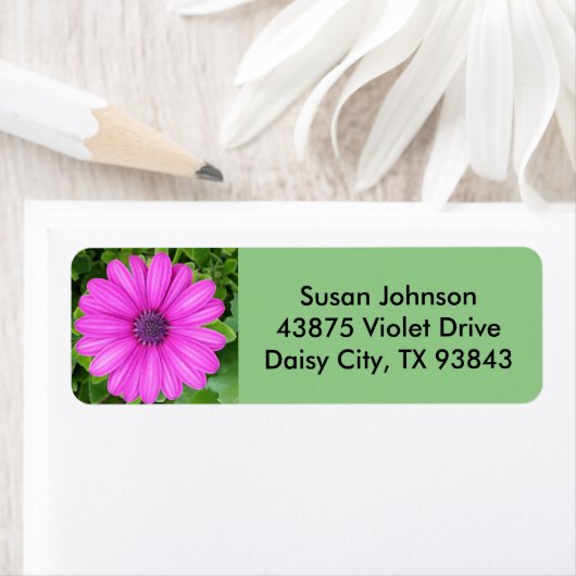 Étiquette de fleurs violettes (En situation)