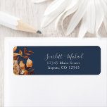 Étiquette de l'adresse de retour de la marine auto<br><div class="desc">Cette élégante étiquette d'adresse de retour mariage de automne est ornée d'aquarelle peinte à la main, de feuilles d'orange et de terre cuite, de dahlias crème et beige, et de beaux roses de couleur rouille sur un arrière - plan de la Marine. Trouvez les articles correspondants dans la collection Marine...</div>