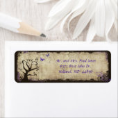 Étiquette de l'adresse de retour de mariage violet (En situation)