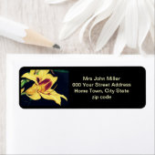 Étiquette de l'adresse de retour Lily jaune (En situation)