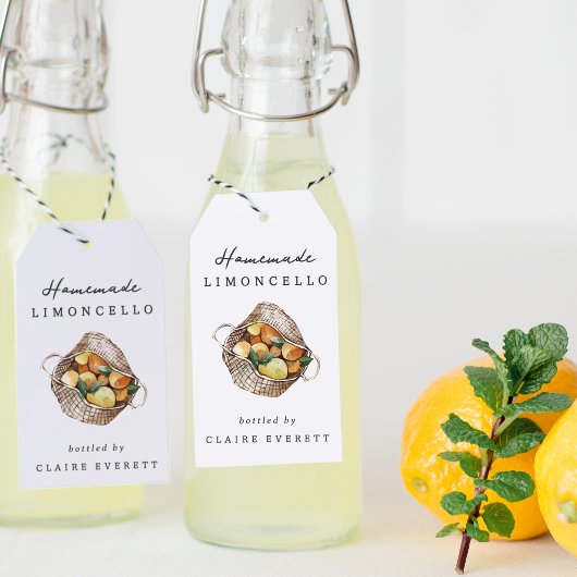 Étiquette de Limoncello dans un panier de citron r