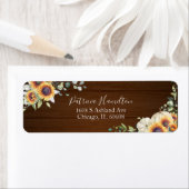 Étiquette de mariage automnal avec tournesols et v (En situation)