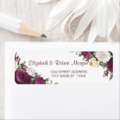 Étiquette de mariage florale bordeaux chic (En situation)