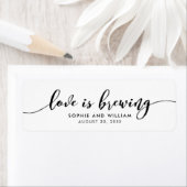 Étiquette de mariage Relax Script Love is Brewing (En situation)