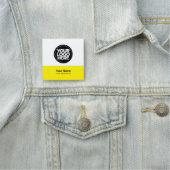 Étiquette de nom de l'employé jaune avec logo ou m (En situation)