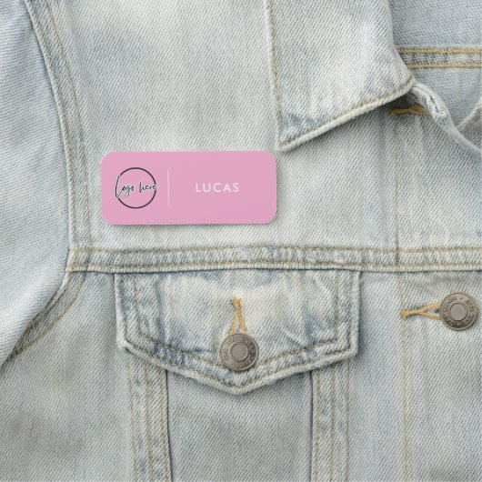 Étiquette de nom d'employé de base avec logo d'ent (En situation)