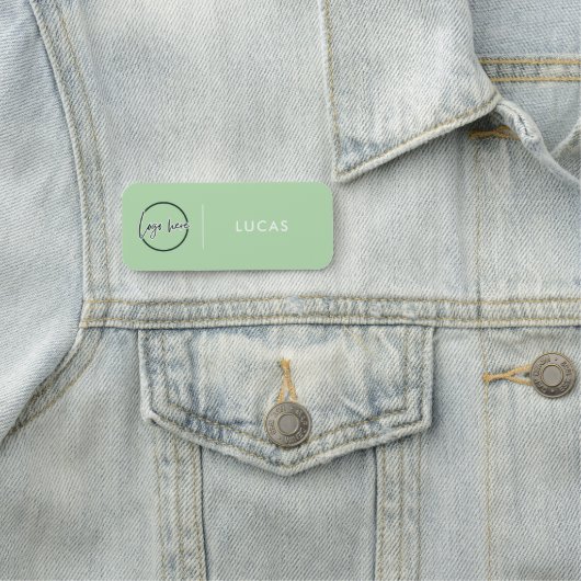 Étiquette de nom d'employé de base avec logo d'ent (En situation)
