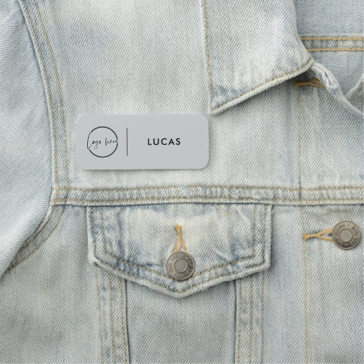 Étiquette de nom d'employé de base avec logo d'ent (En situation)