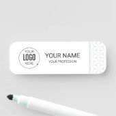 Étiquette de nom d'employé gris avec logo d'entrep (En situation)