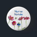 Étiquette de nom d'infirmière avec fleurs de cosmo<br><div class="desc">Un joli badge avec des fleurs de cosmos rose vif et une nigelle bleue avec une abeille dessinée à l'encre en aquarelle. Badge amusant pour une étiquette de nom d'infirmière!</div>