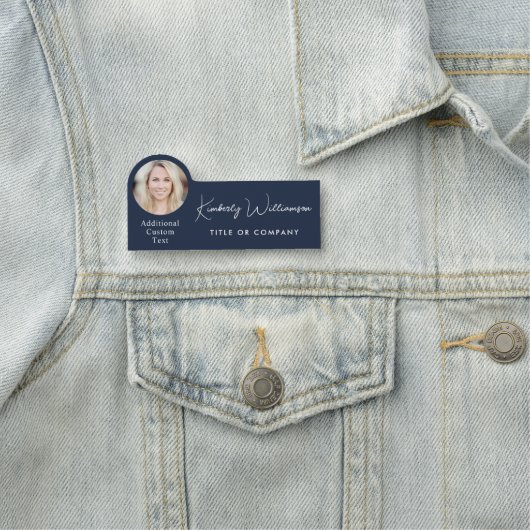 Étiquette de nom professionnelle bleue Chic Script (En situation)