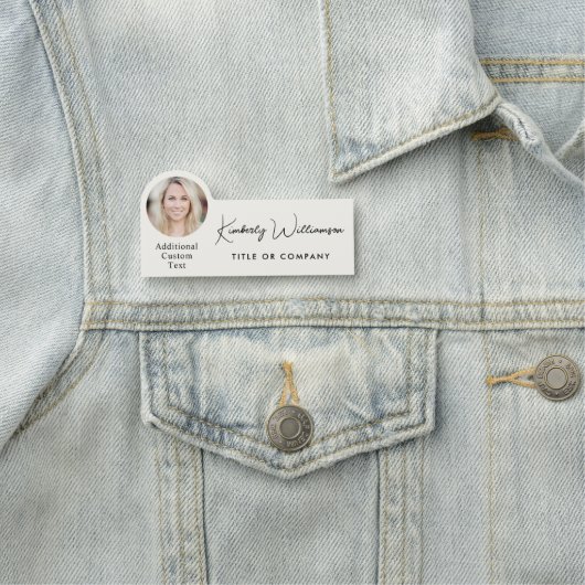 Étiquette de nom professionnelle crème Chic Script (En situation)