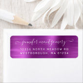 Étiquette de retour de métal brossé violet chic (En situation)