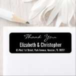 Étiquette de retour Merci de mariage personnalisé<br><div class="desc">Créez votre propre étiquette d'adresse de retour personnalisée, personnalisée, simple, élégante et moderne, en noir et blanc. Entrez simplement le nom et l'adresse de la mariée et du marié / de la femme et du mari. Un grand merci de retourner les étiquettes d'adresse pour utilisation sur mariage, anniversaire de mariage,...</div>