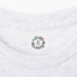 Étiquette de vêtements rose gris monogramme encadr<br><div class="desc">Étiquettes de vêtements monogrammes encadrés de fleurs en gris,  bleu,  jaune et rose sur un arrière - plan blanc.</div>