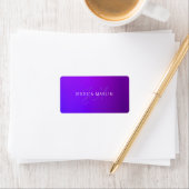 Étiquette Dégradé Violet Moderne Nom & Monogramme (En situation)