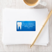 Étiquette Dent blanche sur Arrière - plan bleu (En situation)