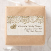 Étiquette Dentelle blanche et coeur sur mariage burlap (En situation)