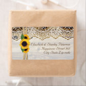 Étiquette Dentelle blanche, ruban & tournesol sur mariage en (En situation)