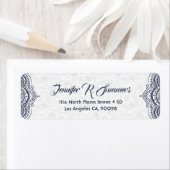 Étiquette Dentelle florale bleu foncé Damas blancs (En situation)