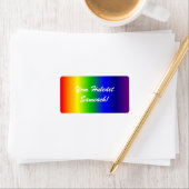 Étiquette des couleurs arc-en-ciel de l'anniversai (En situation)