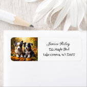 Étiquette Deux mignons chiots qui jouent dans les feuilles d (En situation)