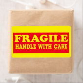 Étiquette d'expédition fragile à manipuler avec so (En situation)