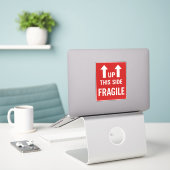 Étiquette d'expédition fragile de ce côté vers le (Ordinateur portable sur le bureau)
