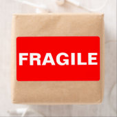 Étiquette d'expédition fragile rouge (En situation)
