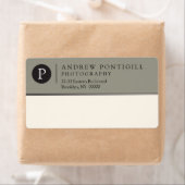 Étiquette d'expédition Monogramme contemporain (En situation)