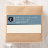 Étiquette d'expédition Monogramme contemporain (En situation)