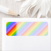 Étiquette Diagonal Rainbow Stripes Motif. (En situation)