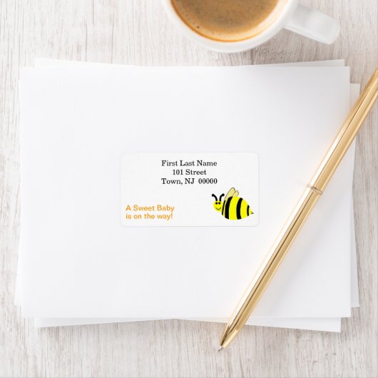 Étiquette Douce Baby Shower Jaune Bumble Bee (En situation)