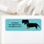 Étiquette Doxie Boy avec points roses Arrière - plan (En situation)