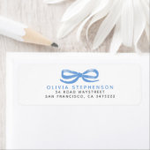Étiquette Dusty Blue Bow Modern Whimsical (En situation)