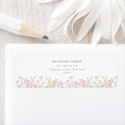 Étiquette Dusty Blue Script Boho Wildflowers Wedding (En situation)