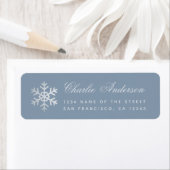 Étiquette Dusty Blue Snowflake Winter Holidays Faux Silver (En situation)
