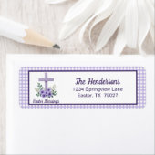 Étiquette Easter Blessings Cross with Flowers Purple Gingham (En situation)