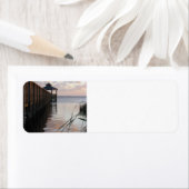 Étiquette Eaux calmes sur les rives extérieures Son (En situation)