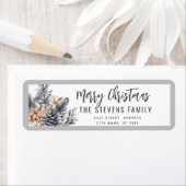 Étiquette Écriture moderne Joyeux cône de pin de Noël floral (En situation)