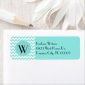 Étiquette Elégant Aquamarine Chevron & Monogram (En situation)