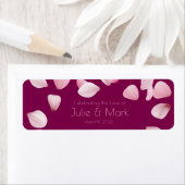 Étiquette Elegant Burgundy Petals Wedding Custom Cigar Wrap (En situation)